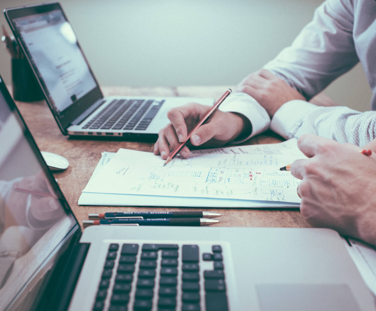 Business meeting and contract documents for Syrian corporate law guide